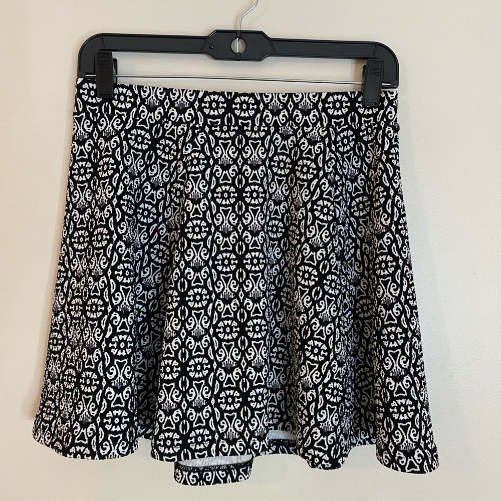 Aeropostale Black and White A-line Skirt elastic waist band